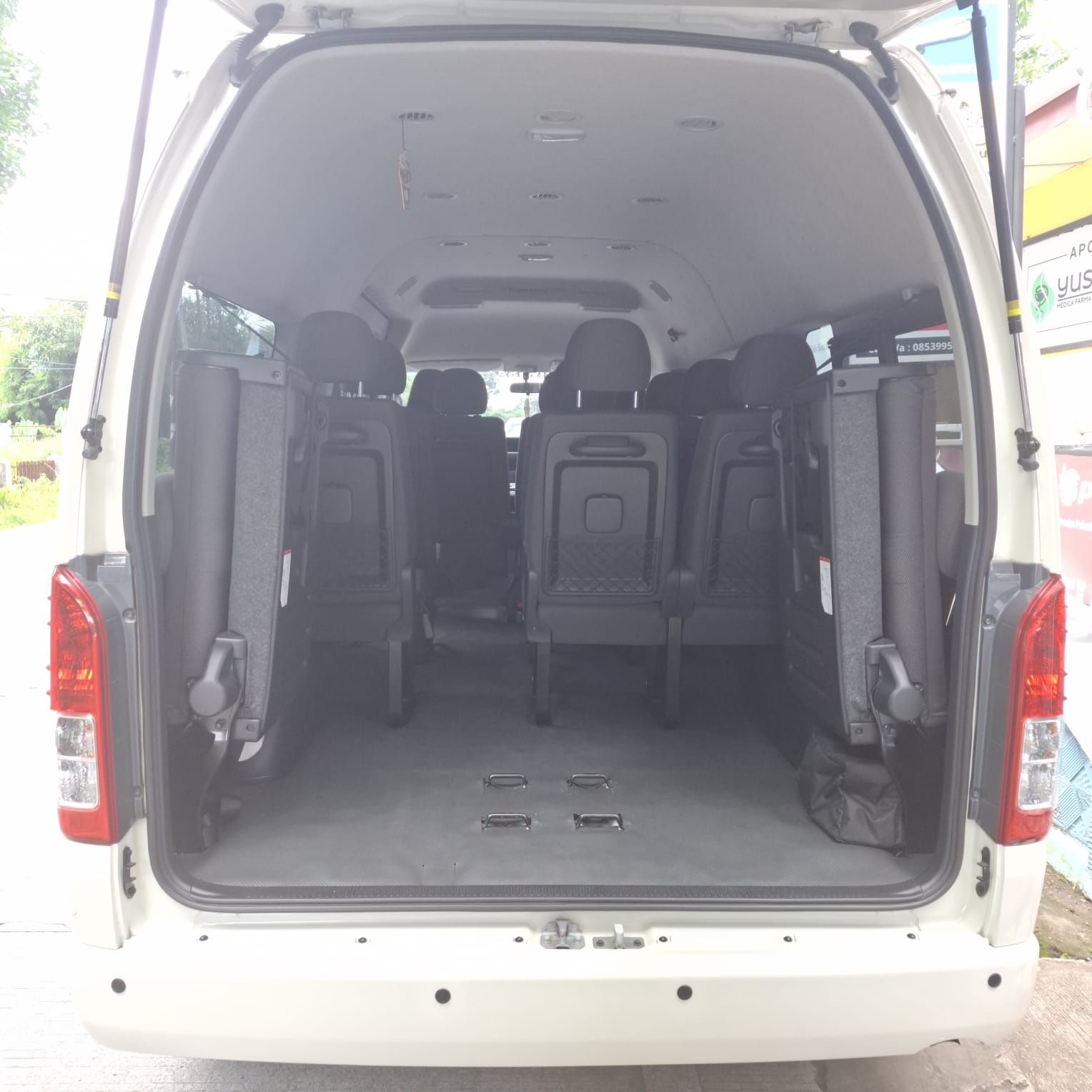Hiace Commuter 8
